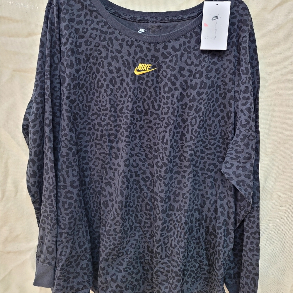 New women's Nike black print ls tee plus size